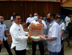 Pemkab Sintang Bagikan Bantuan Sembako Kepada 38 Pekerja Terminal Sungai Durian, Pasca Pandemi Covid -19
