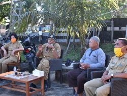 Bupati Sintang Serahkan Bansos Bagi Buruh Pasir
