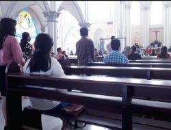 Dengan Protokol Kesehatan, Umat Misa di Gereja Katedral Sintang