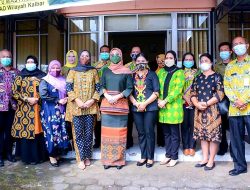 Ketua Dekranasda Ketapang Ny.Elisabeth Bety Martin, Sambut  Ketua Ikatan Adhyaksa Dharmakarini Ny.Ratu Mashudi