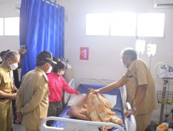 Bupati dan Wakil Bupati Besuk Korban Kebakaran dari Ds.Nanga Pari Kec.Sepauk