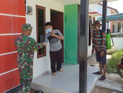 Babinsa Kalinailam Lakukan Penyemprotan Disinfektan dan Bagikan Masker