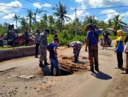 TNI Bersama Masyarakat Perbaiki Jalan Rusak