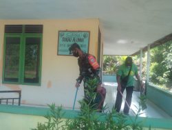 Babinsa Kodim 1203 Ketapang Bersama warga bersihkan Mushola