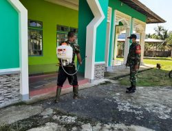 Babinsa Teluk Batang Utara,semprotkan Disinfektan dan Bagikan masker