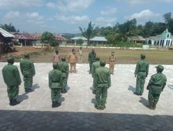 Babinsa Sukaharja Latih Hansip Tingkatkan Semangat Bela Negara