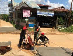 Babinsa Kodim 1203 Ketapang Bersama Warga perbaiki Jalan Desa