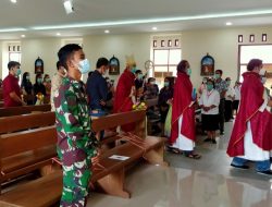 Babinsa Sukakarya Kodim 1203/ktp. Sampaikan Prokes saat Ibadah Ekaristi