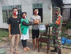 Babinsa Teluk Melano Kodim 1203/ktp Bagikan Sarana Prokes untuk Warga
