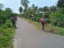 Babinsa Kodim 1203/ktp. Bersama warga Goting Royang bersihkan Jalan