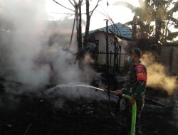 Jajaran Kodim 1203/ktp. Bantu Padamkan kebakaran TK Bhayangkari Sandai