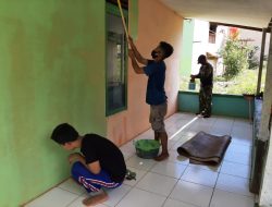 Jajaran Kodim 1203/ktp. Lakukan Pengecatan Surau Al-Umar