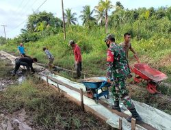 Babinsa Penjalaan Kodim 1203/ktp. Bantu warga bangun Rabat Beton di Jalan Umum