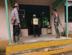 Babinsa Tanjung Pasar Kodim 1203/ktp. Semprotkan Disinfektan ke Pemukiman Warga
