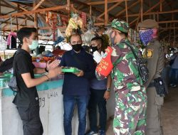 Di Pasar Tradisional,Babinsa Delta Pawan ingatkan Pedagang dan Warga tentang Prokes