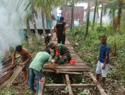 Gunakan hari Libur,Babinsa Teluk Melano Kodim 1203/ktp. Ajak Warga Perbaiki Jalan Kampung