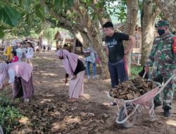 Babinsa Koramil Sukadana bersama Masyarakat Peduli Lingkungan Bersihkan Area Pantai