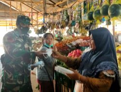 Satgas PPKM Kelurahan Kantor Sambangi pasar Melati Ketapang bagikan Masker