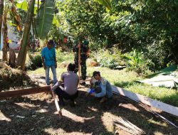 Babinsa dan Bhabinkamtibmas Simpang Hilir Bantu warga Bangun Rumah