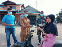 Sekdes,Babinsa,Bhabinkamtibmas turun ke Jalan bagikan masker dan Himbau Warga