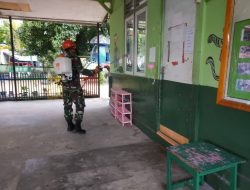 Kodim 1203/ktp.Semprotkan Disinfektan di TK.Kartika XVII-10