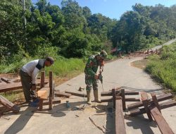 Babinsa Kodim 1203/ktp. Perbaiki Jembatan  bersama Masyarakat