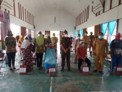 Kejari Ketapang Bagikan Paket Sembako dan Sejumlah Uang Tunai