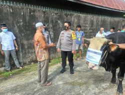 Kapolres Ketapang Serahkan Enam Sapi dan Satu Kambing Untuk Kurban