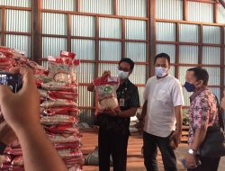 Bulog Ketapang Salurkan 299.060 Kg Beras Program BB-PPKM 2021