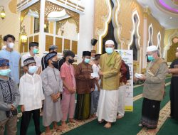 Pengurus Masjid Agung Al Ikhlas Ketapang Santuni Anak Yatim