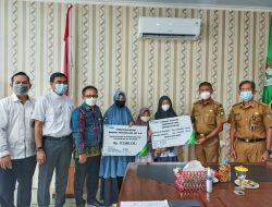 Pemkab Ketapang Serahkan Santunan Kematian dan Beasiswa Pendidikan