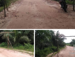 Petani Portal Jalan Poros Air Menggaris Wilayah Perkebunan Kelapa Sawit Cargill PT Indo Sawit Kekal