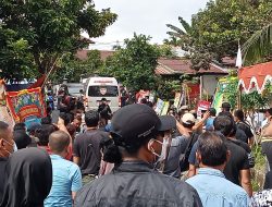 ALMARHUM WAKIL BUPATI SINTANG TIBA DIRUMAH DUKA SINTANG