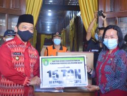 WAGUB KALBAR BERI BANTUAN KORBAN BANJIR SINTANG