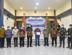 PERUSAHAN BERI CSR, BUPATI SINTANG BERI PENGHARGAAN.
