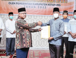 WAKIL BUPATI KETAPANG SERAHKAN DANA HIBAH DAERAH KEPADA MASJID AGUNG AL-IKHLAS