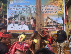 SEKDA KETAPANG HADIRI PENANCAPAN TIANG PERTAMA AULA KERAJAAN HULU AIK