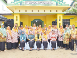 KETUA DAN WAKIL KETUA PKK KABUPATEN KETAPANG HADIRI PENILAIAN LOMBA PKK KECAMATAN DI KELURAHAN SUKAHARJA