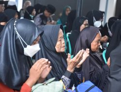 WABUP KETAPANG LEPAS KEBERANGKATAN JEMA’AH UMROH PT. MUZDALIFAH CABANG KETAPANG