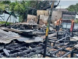 Sebuah Rumah Warga di Ketapang Terbakar Disambar Petir