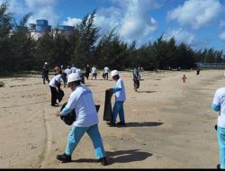 Karyawan Pt.WHW Aksi Bersih-Bersih Sampah di Pantai