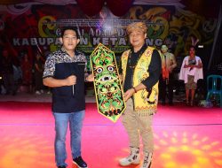 Perisai Hasil Kontes pada Gawai Dayak di Nanga Tayap Dilelang