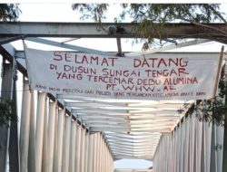 Warga Sungai Tengar Pasang Sepanduk Tutut Pt.WHW