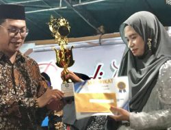 Anggi Arsih juara Lomba Karoke Religi di Sungai Awan