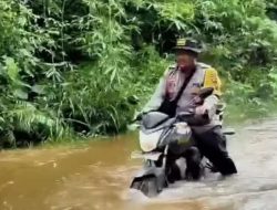 Polsek Nanga Tayap Bantu Korban Banjir
