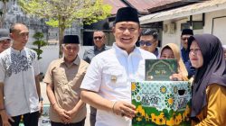 Bingkisan Bupati Buat Tenaga Kebersihan di Ketapang