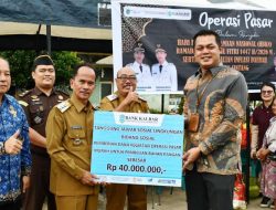 Pemkab Sintang & Bank Kalbar Laksanakan Operasi Pasar di Kelam Permai