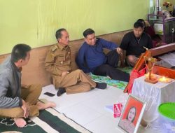 Bupati Sintang Melayat ke Rumah Duka Korban Kecelakaan Bus Damri di Sanggau.