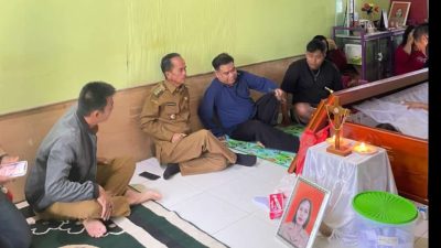 Bupati Sintang Melayat ke Rumah Duka Korban Kecelakaan Bus Damri di Sanggau.