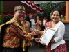 Pemda Sintang Serahkan Penghargaan Guru Berprestasi di Hardiknas 2026.